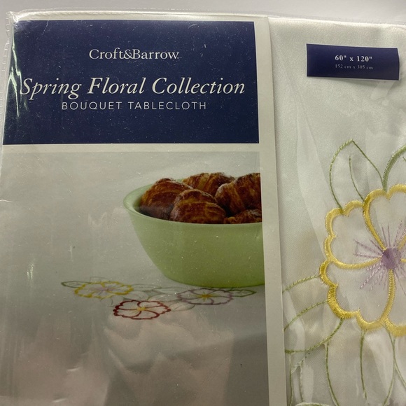NEW  Croft & Barrow fabric TABLECLOTH Spring Floral stitched 60 x 120 oblong - Picture 3 of 6